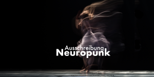 Eine bewegungsunschrafe Tänzerin vor dunklem Hintergrund. Darüber steht: "Ausschreibung Neuropunk" | Prepon UG (haftungsbeschränkt) | weltenruder.de