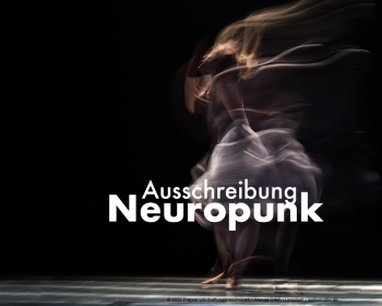 Eine bewegungsunschrafe Tänzerin vor dunklem Hintergrund. Darüber steht: "Ausschreibung Neuropunk" | Prepon UG (haftungsbeschränkt) | weltenruder.de