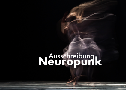 Eine bewegungsunschrafe Tänzerin vor dunklem Hintergrund. Darüber steht: "Ausschreibung Neuropunk" | Prepon UG (haftungsbeschränkt) | weltenruder.de